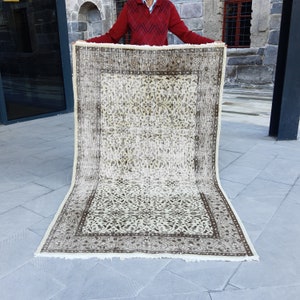 HandWoven Turkish Rug , Vintage Isparta Rug , 4x7 Feet Vintage Rug , Floral Turkish Rug , Vintage Decor Rug