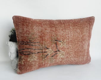Funda de cojín vintage de alfombra turca: cojín de lana hecho a mano (40,6 x 61 cm)