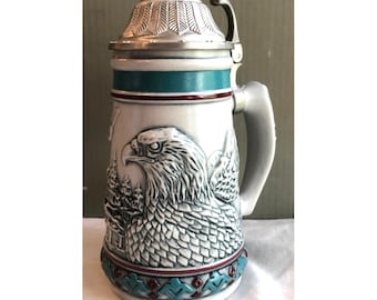 Jarra de cerveza de cerámica con tapa de peltre con águila y escena de montaña en relieve. Hecha en Brasil.