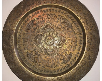 Plato decorativo antiguo de latón de Benarés, hecho a mano, con intrincados grabados florales y geométricos. 26,7 cm de diámetro.