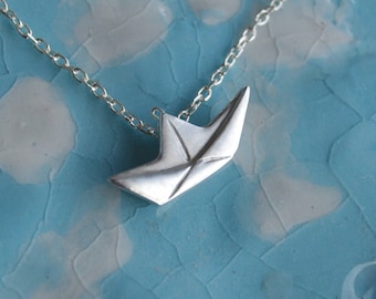 Collier bateau en papier, collier origami en argent, collier superposé pour les amoureux de l'océan, collier en argent fait main minimaliste, bijoux maritimes.