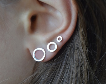 Clous d'oreilles ronds ouverts pour les deuxième et troisième trous. Lot de 3 clous d'oreilles en argent. Boucles d'oreilles petit cercle. Boucle d'oreille cercle ouvert.