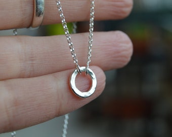 Collier Karma en argent, petit collier rond avec texture martelée, collier en argent minimaliste personnalisé à porter tous les jours.