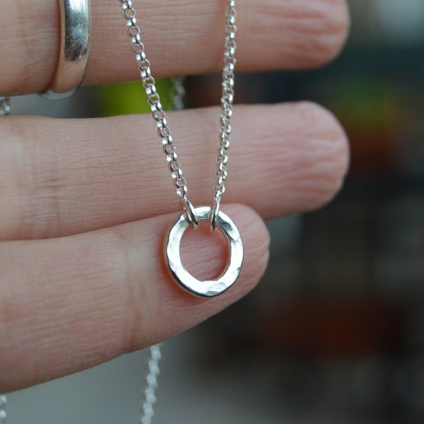 Silber Karma Halskette, Kleine offene Kreis Halskette mit gehämmerter Textur, Personalisierte minimalistische Silberkette für jeden Tag tragen.