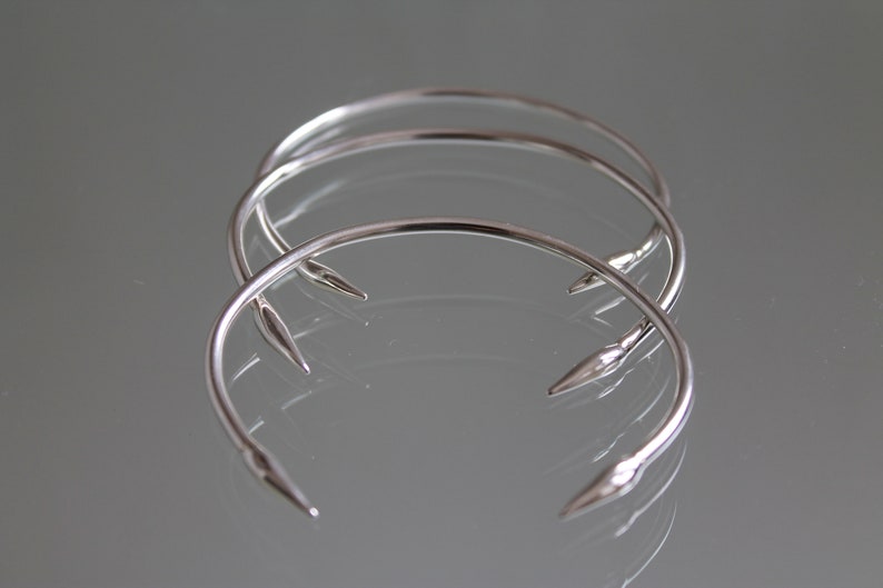 Arrowhead silver bangle