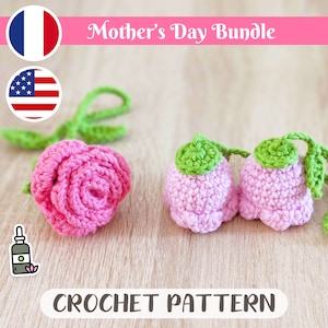 Op de afbeelding: Haakpatroon voor een Moederdagbundel met twee roze gehaakte bloemen met groene bladeren en een enkele roze gehaakte roos met groene bladeren. Het patroon is beschikbaar in zowel Engels als Frans.