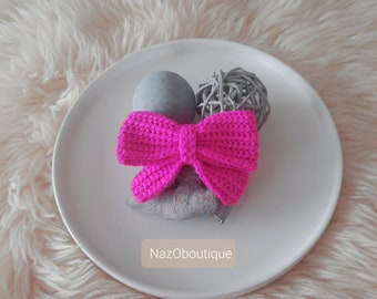 Noeud pour cheveux rose au crochet (envoyé avec une tasse cadeau confortable)