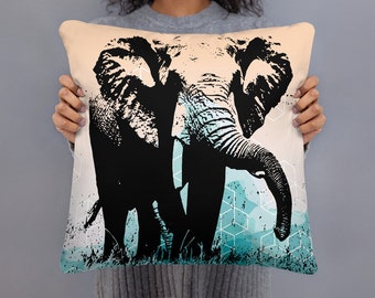 Op de afbeelding: Een decoratief kussen met een zwart-witte olifantenillustratie. Het ontwerp heeft een lichtperzikkleurige achtergrond met geometrische vormen en turquoise accenten. De olifant is afgebeeld in een gedurfde, grafische stijl, geschikt voor interieurdecoratie.