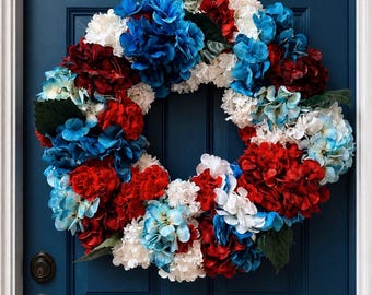 Corona de hortensias rojas, blancas y azules, decoración patriótica para la puerta principal, acento para casa de campo de verano.