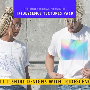 Peut inclure: Deux personnes portant des t-shirts blancs avec des motifs diff&eacute;rents. Le t-shirt &agrave; gauche a un dessin au trait de chaussures. Le t-shirt &agrave; droite a un graphique iridescent color&eacute;. Le texte sur l'image est "PHOTOSHOP / PROCREATE / ILLUSTRATOR IRIDESCENCE TEXTURES PACK SELL T-SHIRT DESIGNS WITH IRIDESCENCE!"