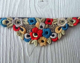 One  Small Antique Embroidered Floral Applique (Ref A-6301/2 Box 4)