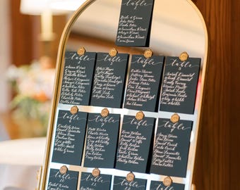 Plano de asientos para bodas con caligrafía manuscrita
