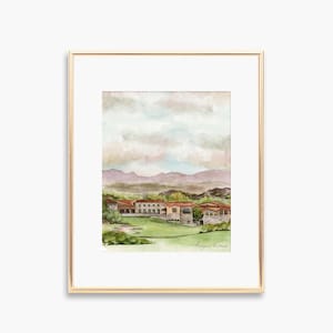 Op de afbeelding: Waterverf schilderij van een landschap met een gebouw op de voorgrond. Het gebouw heeft een rood pannendak en is omgeven door groene bomen. De achtergrond is een blauwe lucht met witte wolken.