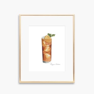 Puede incluir: Impresi&oacute;n en acuarela de un vaso alto de c&oacute;ctel lleno de hielo y un l&iacute;quido marr&oacute;n, adornado con una rodaja de lim&oacute;n y hojas verdes. La obra de arte est&aacute; en un marco dorado, ideal para la decoraci&oacute;n de la cocina o el bar.