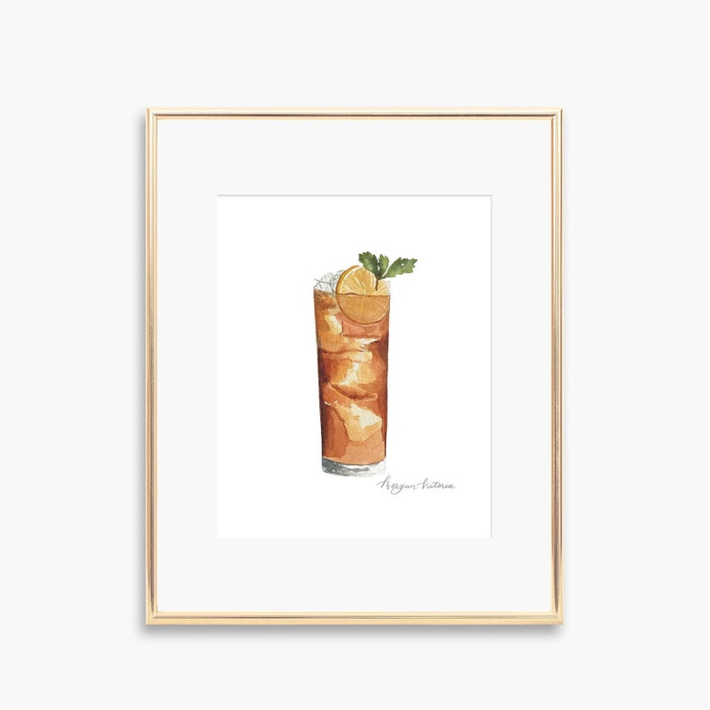Puede incluir: Impresi&oacute;n en acuarela de un vaso alto de c&oacute;ctel lleno de hielo y un l&iacute;quido marr&oacute;n, adornado con una rodaja de lim&oacute;n y hojas verdes. La obra de arte est&aacute; en un marco dorado, ideal para la decoraci&oacute;n de la cocina o el bar.