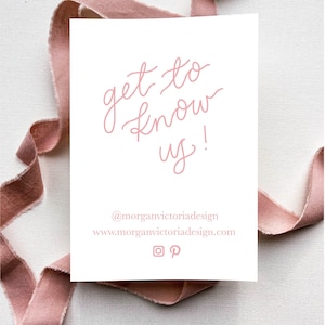 Puede incluir: Una tarjeta blanca con el texto "get to know us!" en escritura rosa, junto con los identificadores de redes sociales y una direcci&oacute;n de sitio web. Una cinta rosa polvorienta enmarca la tarjeta, sobre un fondo blanco texturizado.