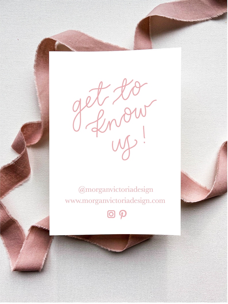 Puede incluir: Una tarjeta blanca con el texto "get to know us!" en escritura rosa, junto con los identificadores de redes sociales y una direcci&oacute;n de sitio web. Una cinta rosa polvorienta enmarca la tarjeta, sobre un fondo blanco texturizado.