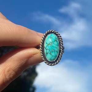Anello Kingman Turquoise con fascia martellata a mano e bordo in corda, anello ovale in argento sterling con turchese, anello con turchese blu, misura USA 8