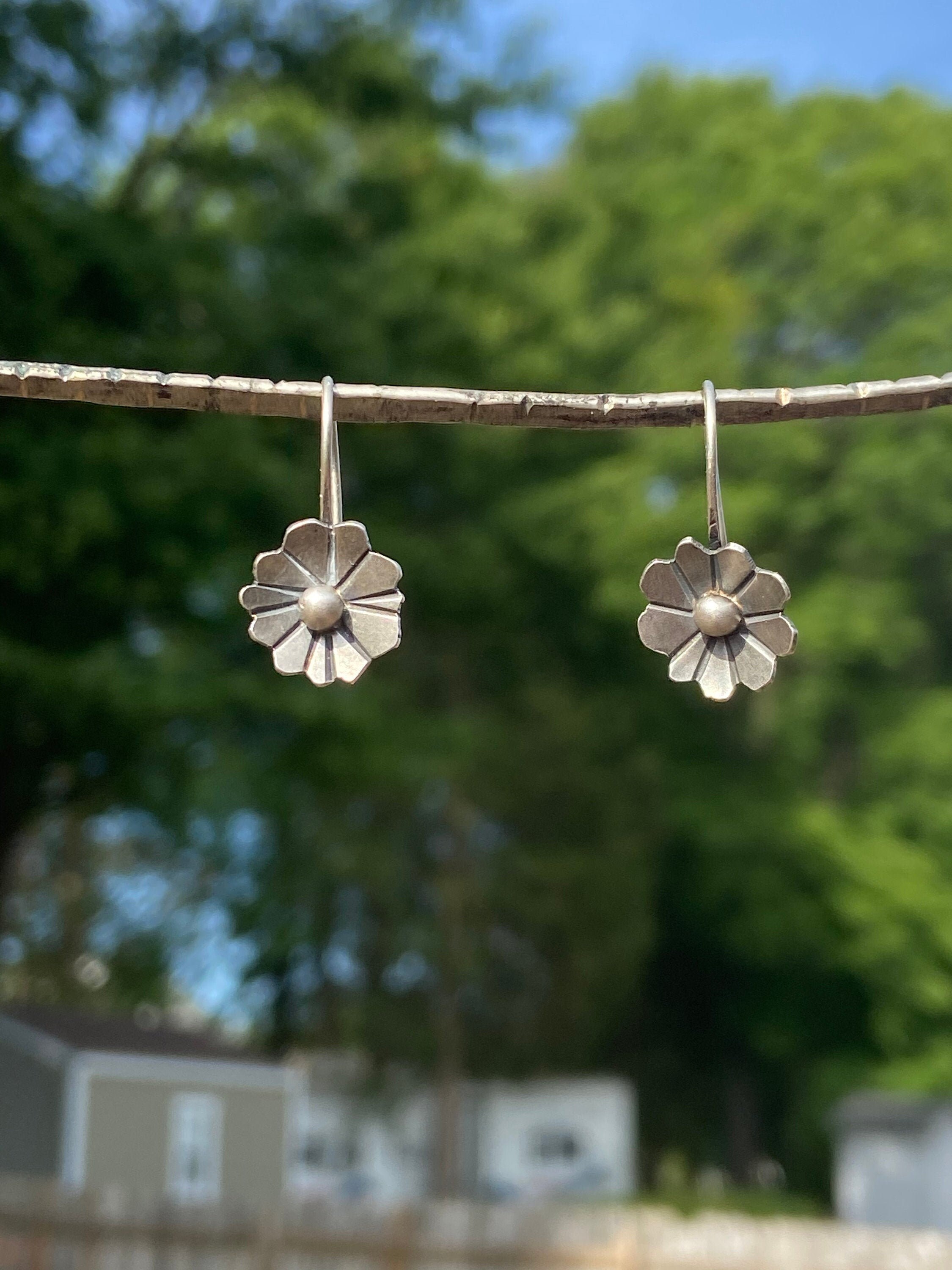 Silver daisy earrings/ flower dangle earrings/ Floral dangly Etsy