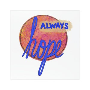 Op de afbeelding: Een aquarel van een zon met de woorden "ALWAYS HOPE" in blauwe cursieve letters.