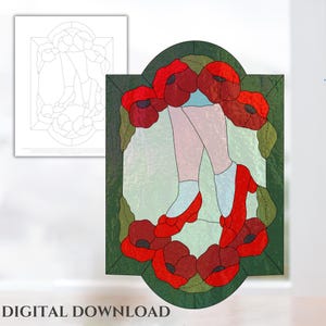 Op de afbeelding: Stained glass patroon met een paar rode schoenen met de benen van een meisje en rode klaprozen. Het patroon is in een groen frame met een afgeronde bovenkant.