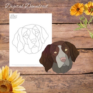 Puede incluir: Un patrón de vitral imprimible de la cabeza de un perro marrón y blanco. El patrón está delineado en negro e incluye el texto "Field spaniel Stained Glass Design".