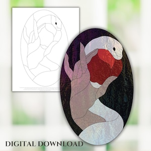 Op de afbeelding: Een ovaal glas-in-loodontwerp met een hand die een rode appel vasthoudt met een witte slang eromheen. Een zwarte omtrek van het ontwerp staat op een wit vel papier. De tekst "DIGITALE DOWNLOAD" staat onderaan.