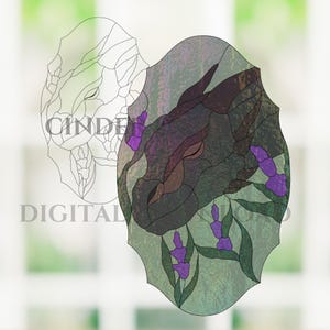 Può includere: Design di vetrata raffigurante una testa di drago con accenti viola e fiori di lavanda. Il drago è raffigurato in tonalità di grigio, marrone e viola. Il testo "CINDERELLA DIGITAL" è visibile nell'immagine.