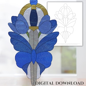 Może przedstawiać: Wzór witrażu przedstawiający niebieskiego motyla z mieczem przechodzącym przez jego środek. Motyl ma złotą aureolę wokół głowy i jest otoczony niebieskimi kwiatami.