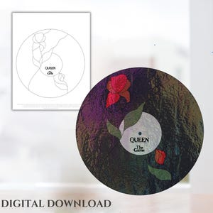 Könnte beinhalten: Ein Buntglasdesign einer Schallplatte mit einer roten Rose mit grünen Blättern und dem Text "QUEEN The Game".