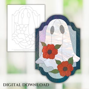 以下が含まれることがあります： 2つのオレンジ色の花と緑の葉を持つ幽霊を特徴とするステンドグラスのデザイン。デザインは濃い青色のボーダーで縁取られています。同じデザインの白黒線画が背景にあります。「デジタルダウンロード」という言葉が一番下にあります。