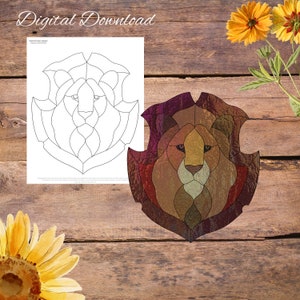 Pode incluir: Um desenho de vitral de uma cabeça de leão em forma de escudo. O desenho está em tons de marrom, vermelho e roxo. Também está incluído um contorno em preto e branco do desenho.
