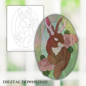 Könnte beinhalten: Ein Buntglasdesign mit einem braunen Hasen mit rosa Rosen, in einem ovalen Rahmen. Eine Schwarz-Weiß-Strichzeichnung desselben Designs befindet sich links. Der Text "DIGITALER DOWNLOAD" steht unten.