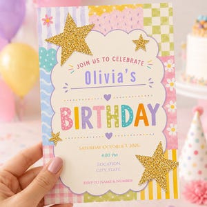 Puede incluir: Una tarjeta de invitación de cumpleaños rectangular con un centro crema festoneado con el texto JOIN US TO CELEBRATE OLIVIA'S BIRTHDAY, SATURDAY OCTOBER 3, 2026, 4:00 PM, LOCATION, CITY, STATE, RSVP TO NAME & NUMBER, decorada con estrellas de purpurina dorada.