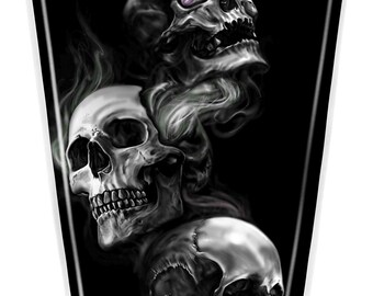 Può includere: Grafica nera con tre teschi dettagliati, ciascuno con volute di fumo. I teschi sono in tonalità di grigio e bianco, con accenti viola. Il design è ambientato su uno sfondo nero con un bordo bianco.