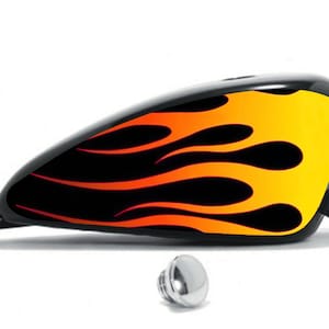 Könnte beinhalten: Schwarzer Motorrad-Kraftstofftank mit einem Flammendesign in Gelb, Orange und Schwarz. Ein verchromter Tankdeckel befindet sich darunter. Der Tank hat eine glänzende Oberfläche vor weißem Hintergrund.
