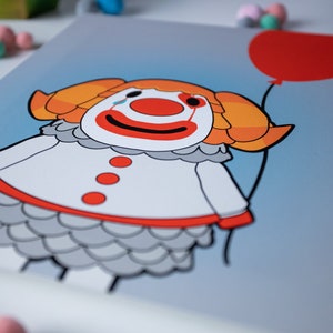 Puede incluir: Una ilustraci&oacute;n de dibujos animados de una oveja blanca con pelo naranja, maquillaje de payaso rojo y un globo rojo. La oveja lleva un disfraz de payaso blanco y rojo.