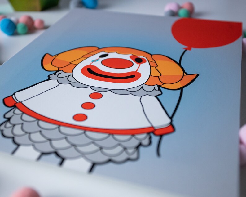Puede incluir: Una ilustraci&oacute;n de dibujos animados de una oveja blanca con pelo naranja, maquillaje de payaso rojo y un globo rojo. La oveja lleva un disfraz de payaso blanco y rojo.