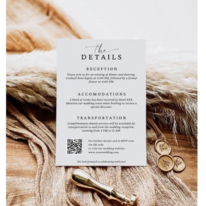 Pode incluir: Um cartão quadrado de detalhes do casamento com uma escrita elegante. O cartão inclui informações sobre a recepção, acomodações e transporte. Um código QR e um endereço do site são fornecidos para mais detalhes. O cartão é cercado por flores secas e selos de cera.