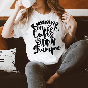 In esecuzione su caffè e shampoo secco, grafica tagliabile SVG per cricut & silhouette