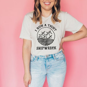 I RUN A TIGHT SHIPWRECK svg, camicia mamma, camicie stampabili, stampabili, cricut, cricut svg, stanco come una madre, arte in vinile, grafica per cricut