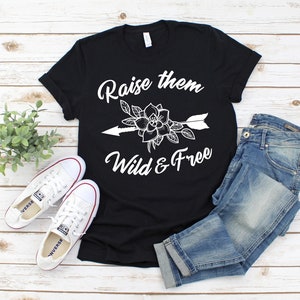 RAISE loro WILD & GRATIS / svg, camicia di mamma, stampabili, cricut, cricut svg, arte vinile, grafica per cricut