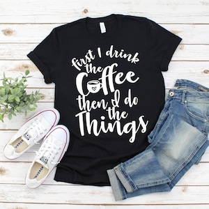 Prima bevo il caffè, poi faccio le cose graphic tee, grafica cuttable SVG per cricut & silhouette