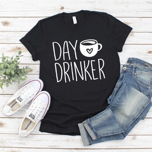 DAY DRINKER café svg, mãe, camisa da mãe, arquivo de corte de café cricut, cricut svg, cansada como uma mãe, arte em vinil, gráfico para cricut