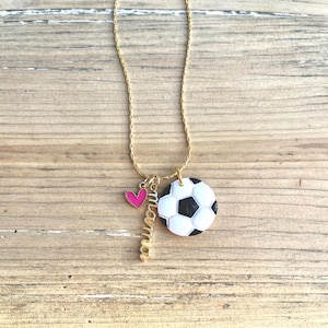 Collar "Mamá Futbolera": Bola de arcilla polimérica, cadena chapada en oro de 14 quilates.