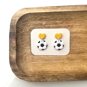 Boucles d'oreilles ballon de football en pâte polymère faites main : cadeau pour amateur de sport