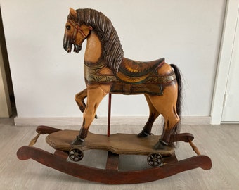 【ヴィンテージ】　木製　馬の彫刻 ヴィンテージ スコットランド製 車輪付き木製馬 職人による原始的な