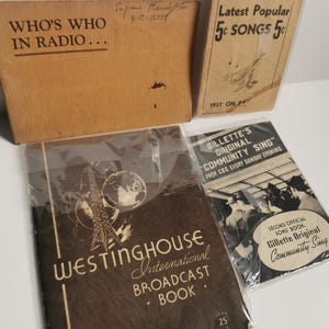Peut inclure: Quatre livres de poche vintage, dont "Who's Who in Radio...", "Latest Popular 5c Songs 5c", "Gillette's Original Community Sing" et "Westinghouse International Broadcast Book".