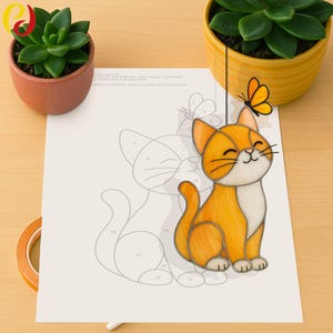 Op de afbeelding: Een gebrandschilderde oranje en witte kat met een lachend gezicht en een kleine oranje vlinder. De kat zit op een stuk papier met een kattenomtrek en nummers. Twee kleine vetplanten in potten staan op de achtergrond.