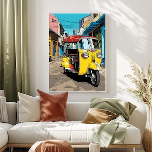 Puede incluir: Un tuk-tuk amarillo y rojo, un vehículo de tres ruedas, circula por una calle estrecha bordeada de edificios coloridos.